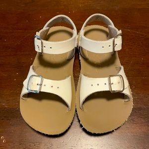 White sun sans toddler size 8.